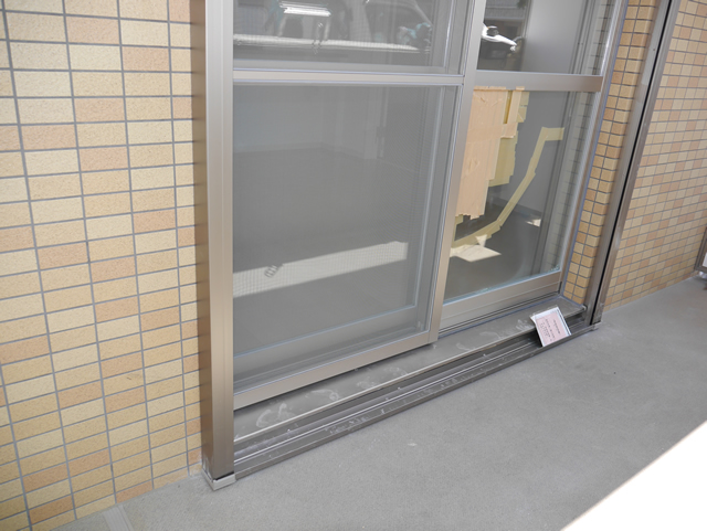 マンションベランダ窓の防犯対策　シャッター新設工事　施工事例　名古屋市